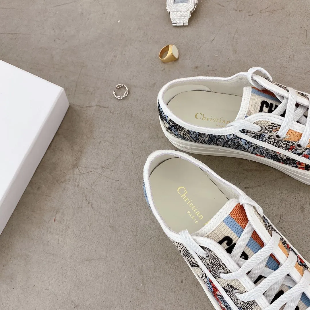 👟👟Ex-factory price 500👟👟 New arrival at D home, synchronized with the official website WALK N DIOR embroidered canvas shoes series, 100% cotton silk double-sided three-dimensional embroidery All the materials of this shoe are original molds, right down to the hardware, laces, outsole, PU midsole...the upper fabric is made of double-sided pure cotton silk three-dimensional electric embroidery. Each style looks colorful, but it does not make it difficult to match clothes. The entire series is like a piece of handicraft, unique!  ▪️Inner lining: full-grain mixed sheep and sheepskin ▪️Foot pads: same color cowhide, comfortable to the feet ▪️My last style is exactly the same as ZP, welcome to compare. My color scheme is the most complete, and the counter has a full set of packaging. Code number: 35-41